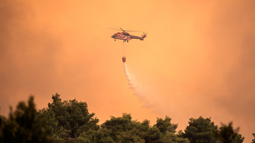 Φωτιά στην Εύβοια: Σε πλήρη εξέλιξη η μάχη με τις φλόγες - Αγωνία για τους ανέμους