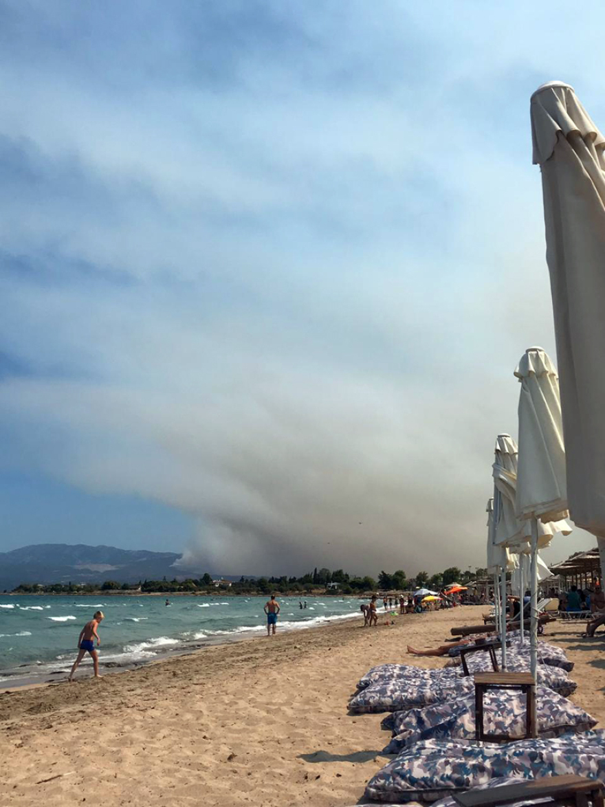 Φωτιά στην Εύβοια: Εντυπωσιακές εικόνες από καναντέρ που «παίρνουν» νερό από παραλία 