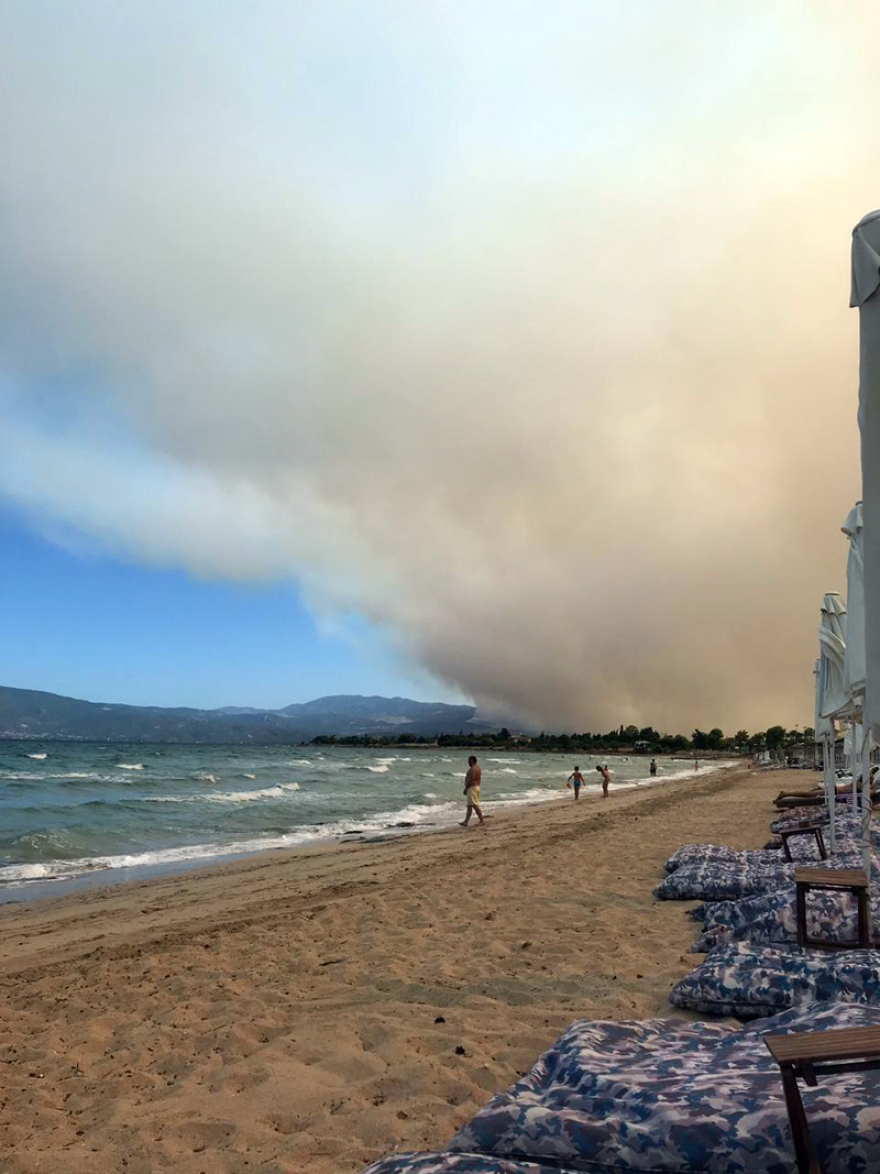 Φωτιά στην Εύβοια: Εντυπωσιακές εικόνες από καναντέρ που «παίρνουν» νερό από παραλία 