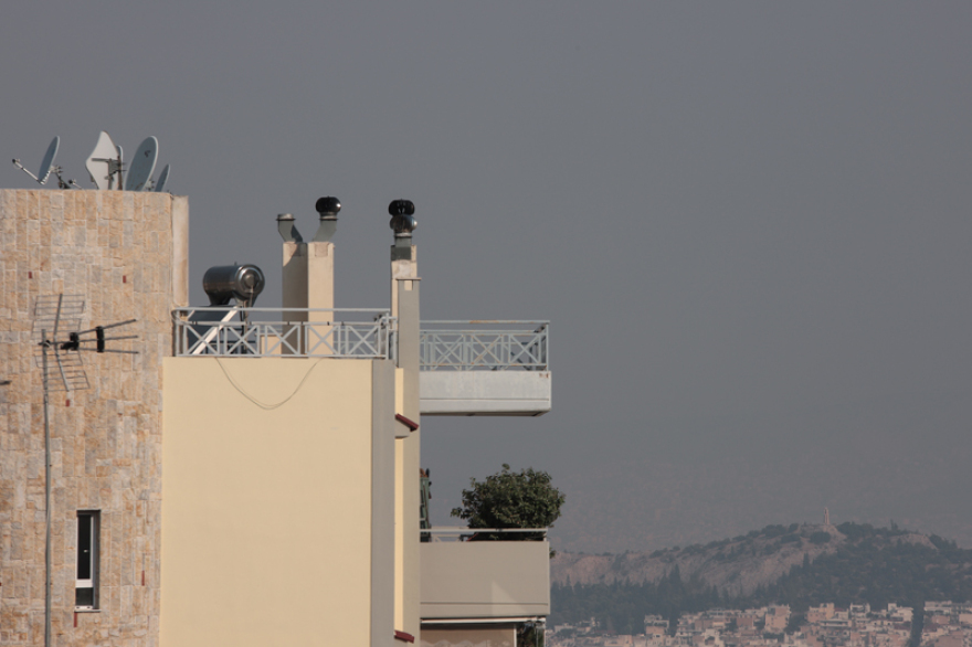 Η Αθήνα «πνίγηκε» στον καπνό της φωτιάς από την Εύβοια - Δείτε φωτογραφίες