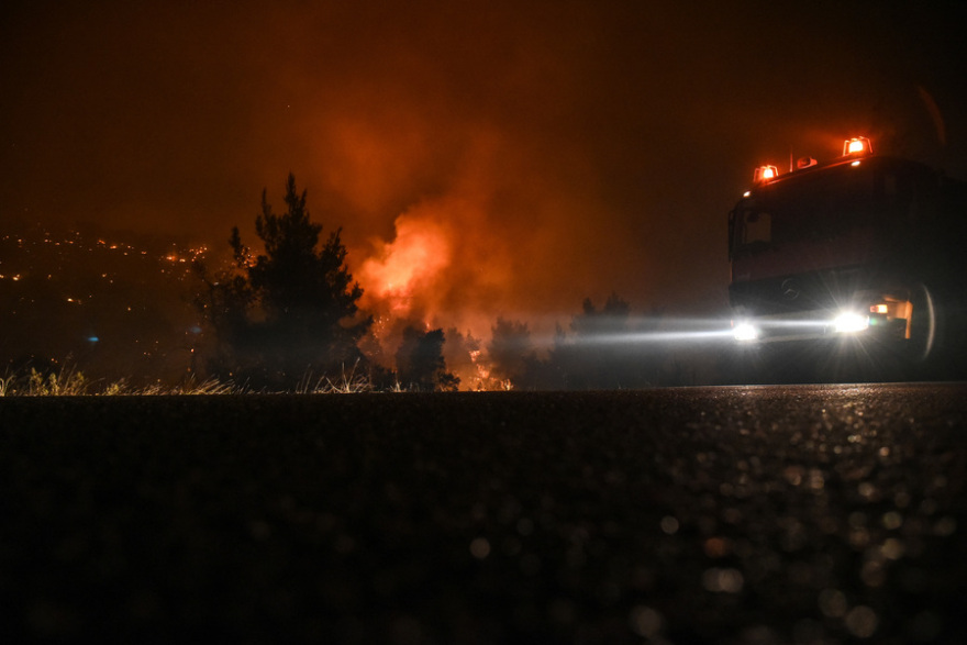 Φωτιά στην Εύβοια: Η μάχη με τις φλόγες σε 15 καρέ