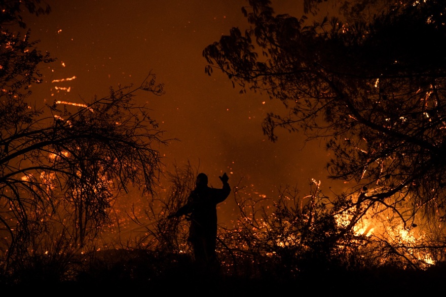 Εκτός ελέγχου η φωτιά στην Εύβοια - Εκκενώθηκαν τέσσερα χωριά