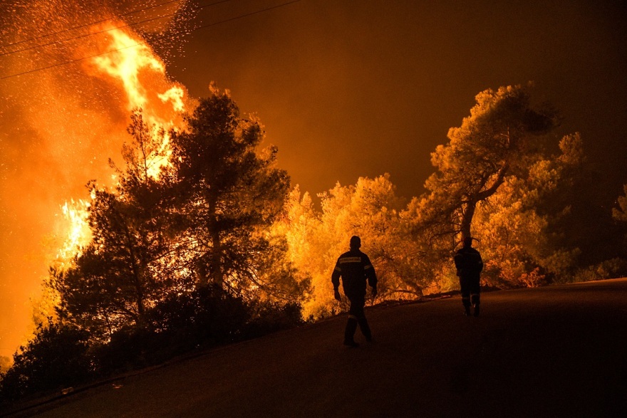 Άγρια νύχτα στην Εύβοια - Περιμένουν το πρώτο φως για να πετάξουν τα καναντέρ