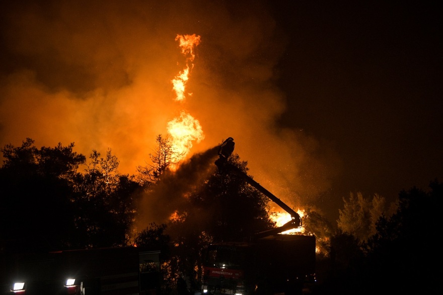 Άγρια νύχτα στην Εύβοια - Περιμένουν το πρώτο φως για να πετάξουν τα καναντέρ