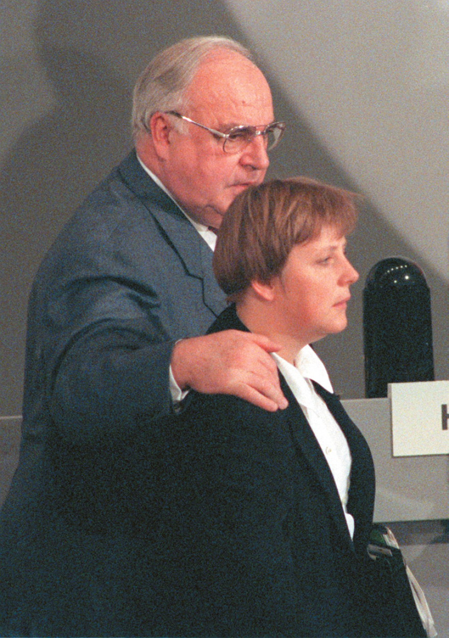 Πώς η Μέρκελ «σκότωσε» τη γυναίκα του μέντορά της Χέλμουτ Κολ