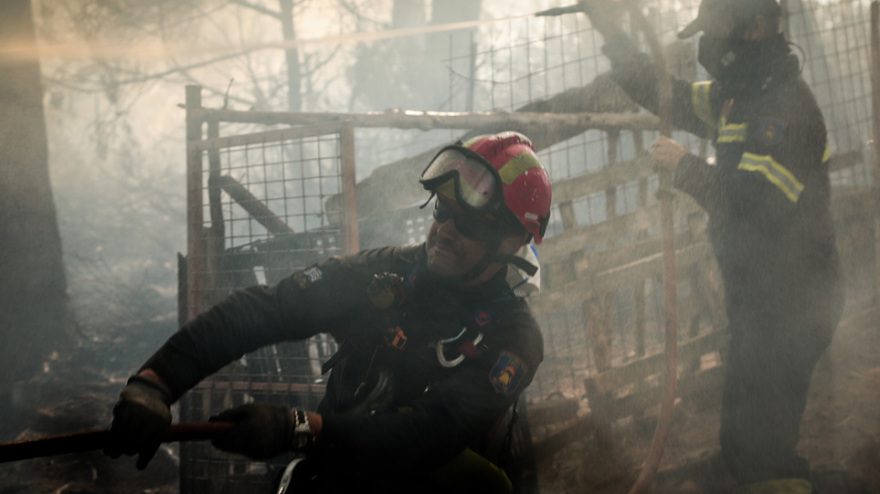 Τρίτη ημέρα καίει η φωτιά στην Εύβοια: Η «μάχη» επικεντρώνεται σε χαράδρα στην Πλατάνα