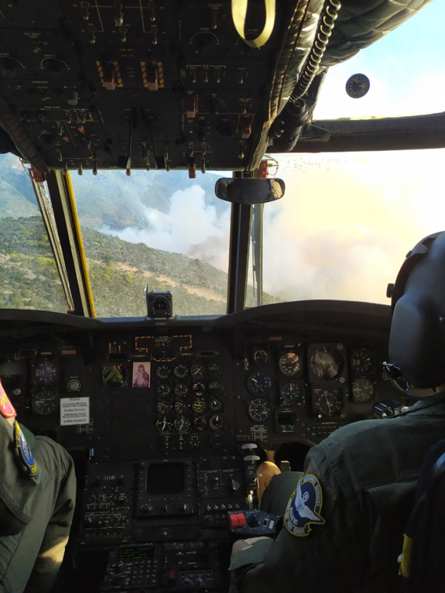 Η κόλαση της φωτιάς στην Εύβοια μέσα από ένα Σινούκ του Στρατού