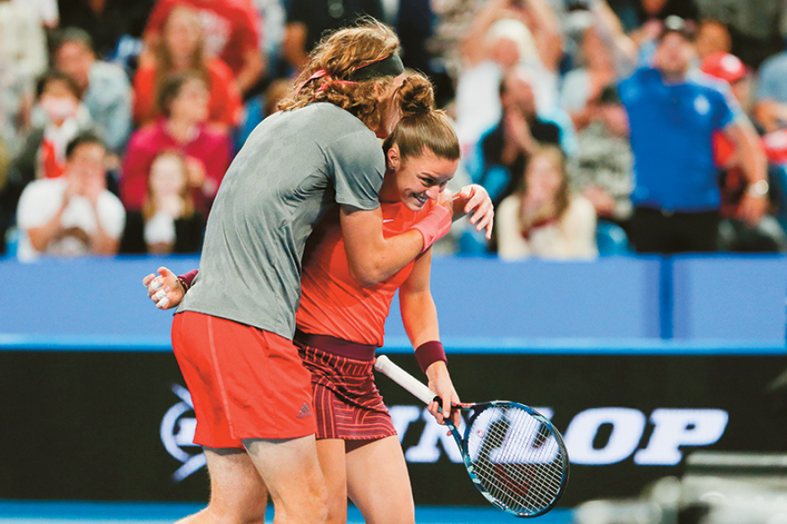 Τσιτσιπάς - Σάκκαρη: Τρία tweets που άναψαν φωτιές. Μόνο φίλοι; 