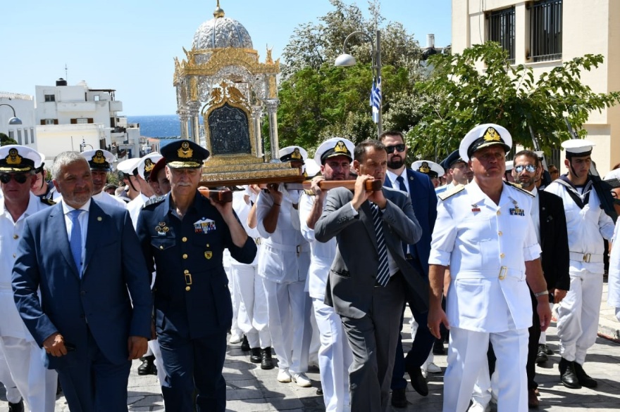 Τήνος: Ο υπουργός Άμυνας και ο αρχηγός ΓΕΕΘΑ σήκωσαν την εικόνα της Παναγίας
