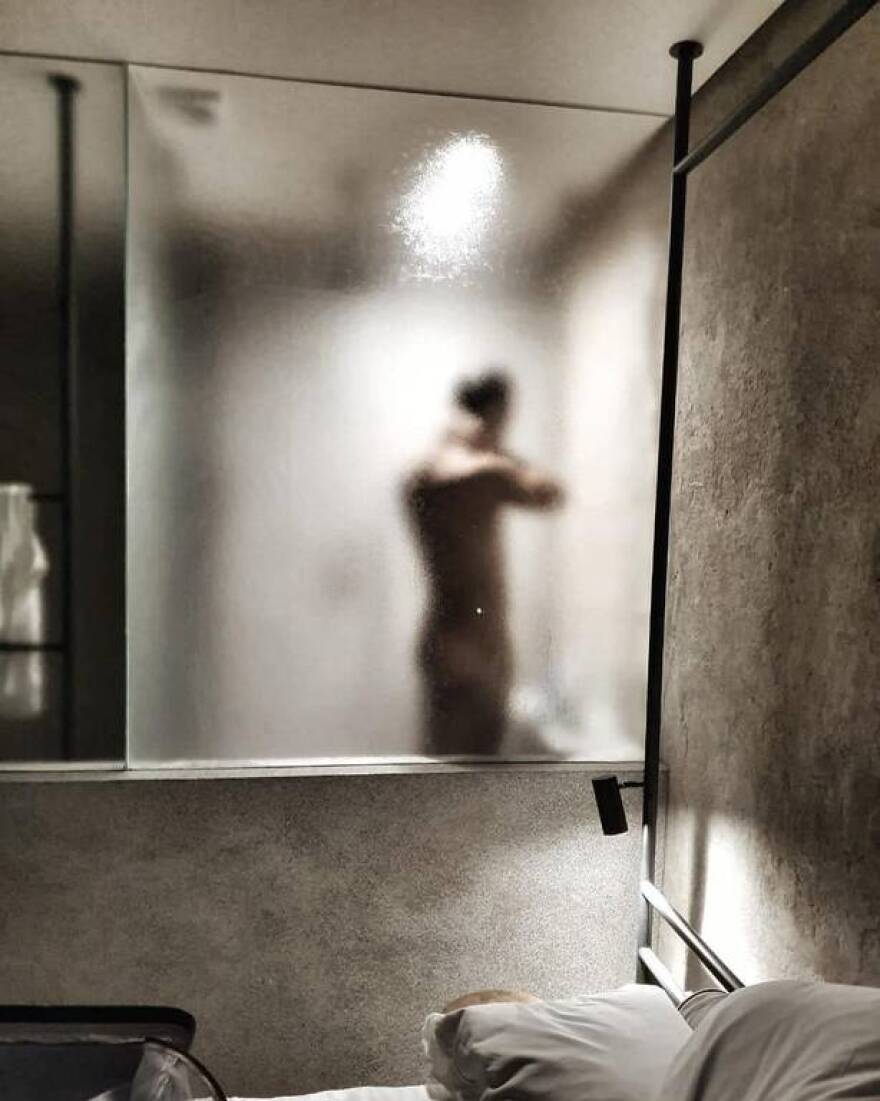 Ο Δήμος Αναστασιάδης κάνει ντους και η Τζένη Θεωνά τον φωτογραφίζει 