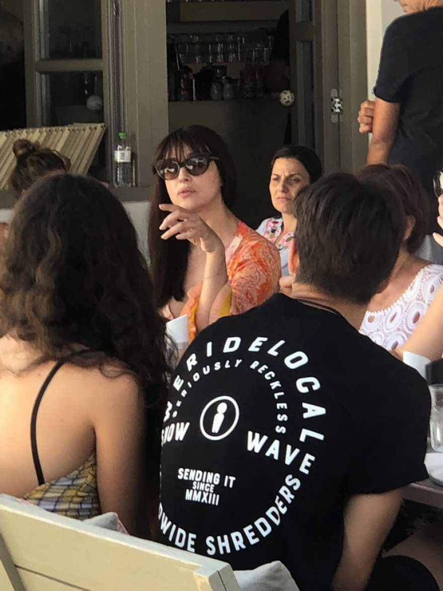 Η Μόνικα Μπελούτσι στην Πάρο για θαλασσινά