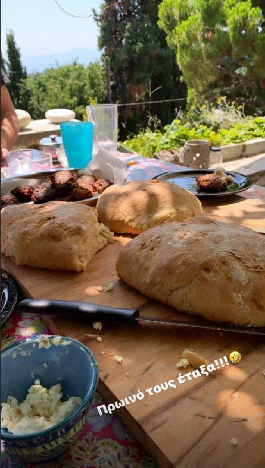 Η Δέσποινα Βανδή ζύμωσε ψωμί για τη γιορτή της: Χωρίς ίχνος μακιγιάζ στο Instagram  