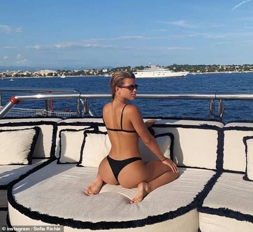 Οι σέξι πόζες της Σοφία Ρίτσι σε πολυτελές σκάφος 