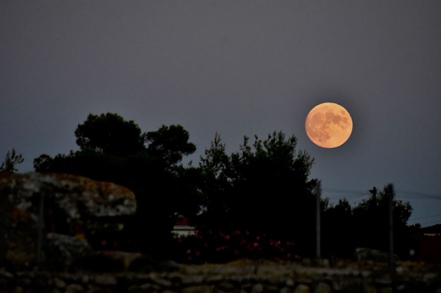 Φωτογραφίες: Καθηλώνουν οι εικόνες με το ολόγιομο φεγγάρι του Aυγούστου