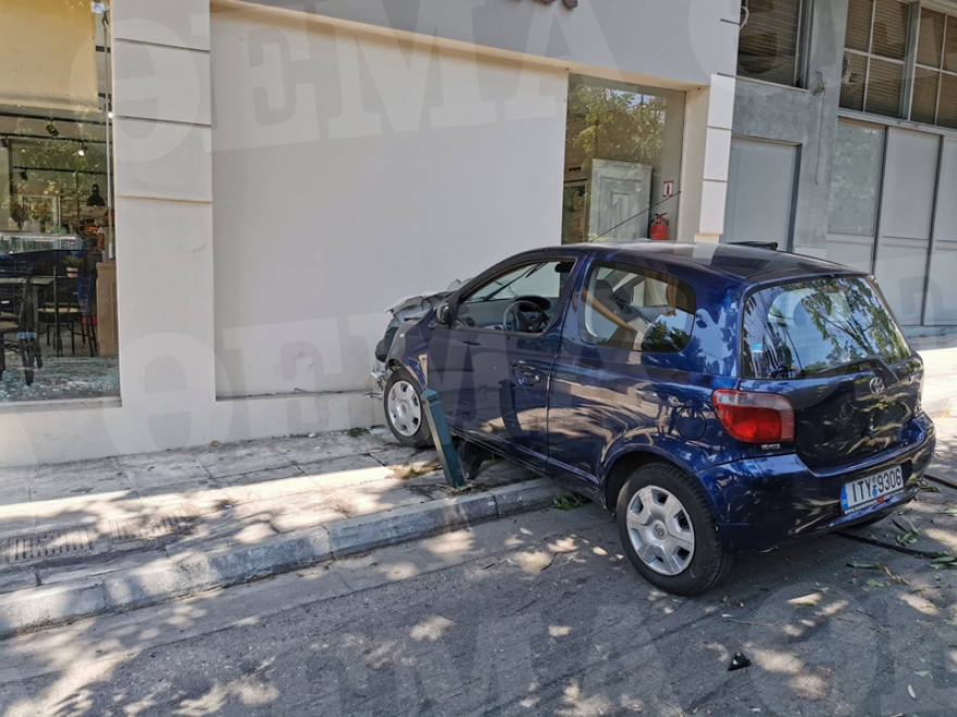 «Βουτιά» ΙΧ σε ζαχαροπλαστείο στο Νέο Ηράκλειο