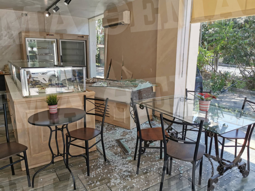 «Βουτιά» ΙΧ σε ζαχαροπλαστείο στο Νέο Ηράκλειο