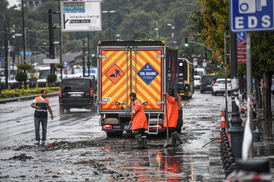 Ισχυρή καταιγίδα στην Κωνσταντινούπολη: Πλημμύρισε το Μεγάλο Παζάρι - Ένας νεκρός