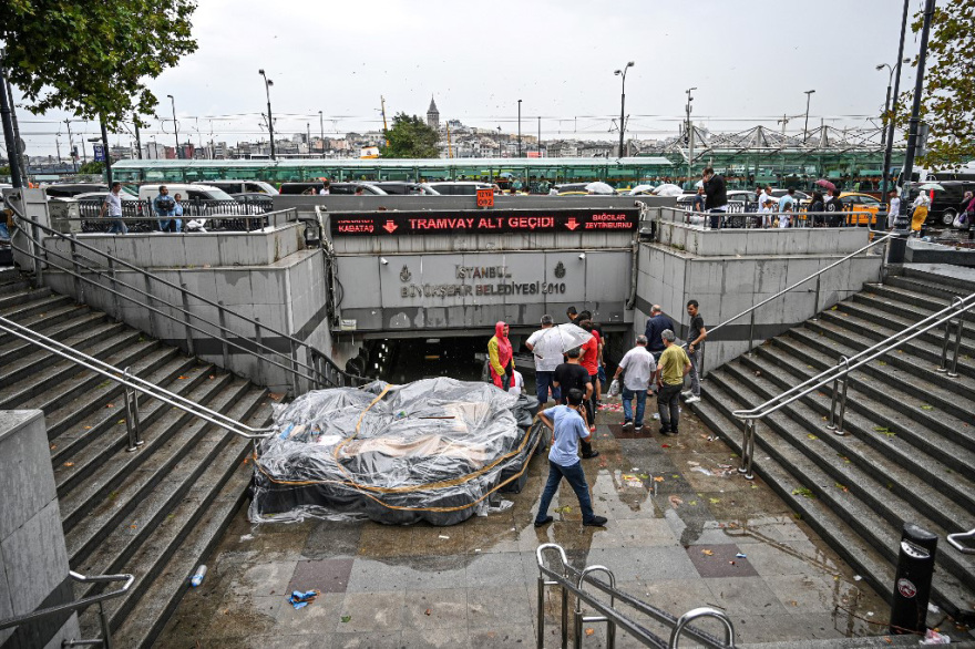 Ισχυρή καταιγίδα στην Κωνσταντινούπολη: Πλημμύρισε το Μεγάλο Παζάρι - Ένας νεκρός
