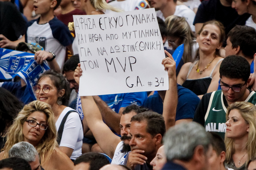 Το απίστευτο πλακάτ για τον Αντετοκούνμπο: Άφησα την έγκυο γυναίκα μου για να σε δω