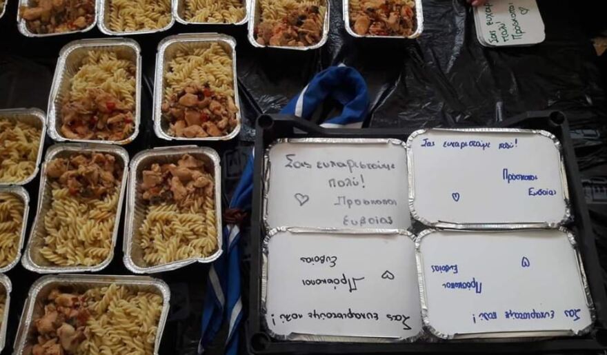 Φωτιά στην Εύβοια: Φαγητό και νερό προσέφεραν οι πρόσκοποι στους πυροσβέστες