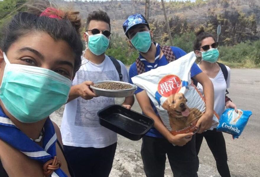 Φωτιά στην Εύβοια: Φαγητό και νερό προσέφεραν οι πρόσκοποι στους πυροσβέστες