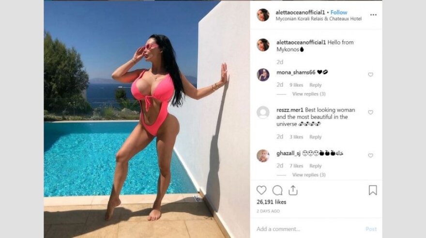 Πασίγνωστη πορνοστάρ ενθουσιάστηκε από τις διακοπές στην Ελλάδα