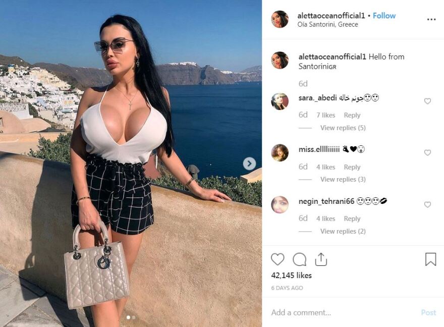 Πασίγνωστη πορνοστάρ ενθουσιάστηκε από τις διακοπές στην Ελλάδα