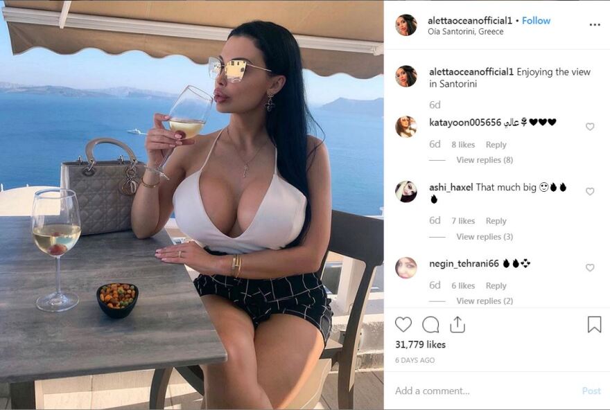 Πασίγνωστη πορνοστάρ ενθουσιάστηκε από τις διακοπές στην Ελλάδα