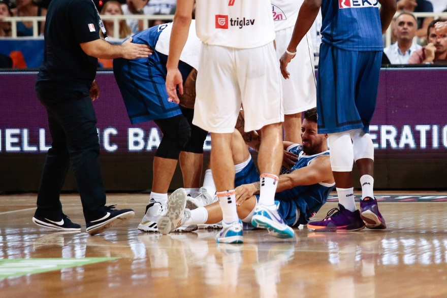 Ατυχία ξανά στην Εθνική Ελλάδας: Σοβαρός τραυματισμός για τον Αθηναίου - Φόβοι για ρήξη χιαστού