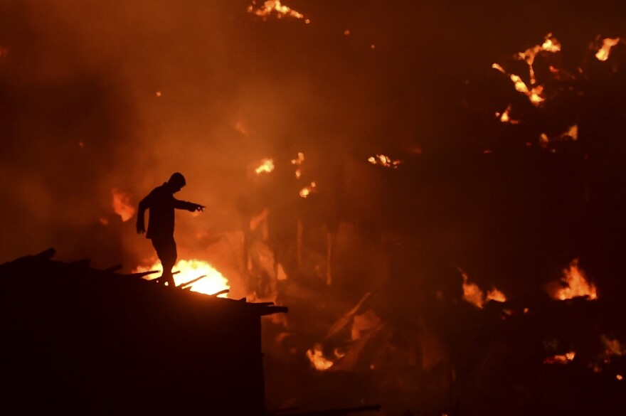 Μπανγκλαντές: Τουλάχιστον 10.000 άνθρωποι έμειναν άστεγοι έπειτα από πυρκαγιά σε παραγκούπολη