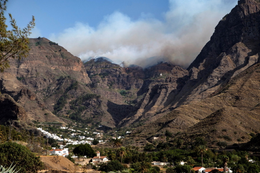 Γκραν Κανάρια: Εκκενώθηκαν τουριστικά θέρετρα εξαιτίας μεγάλης φωτιάς
