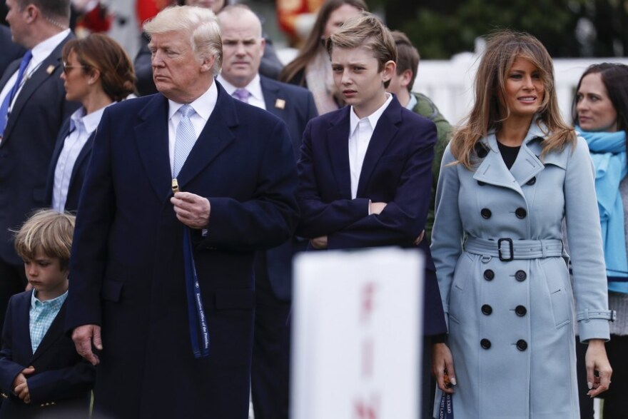 Ο Μπάρον Τραμπ μεγάλωσε: Εμφανίστηκε στα μαύρα και με χρυσή αλυσίδα στο λαιμό