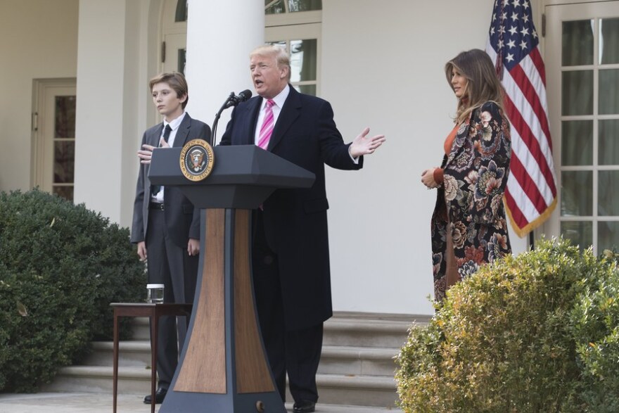 Ο Μπάρον Τραμπ μεγάλωσε: Εμφανίστηκε στα μαύρα και με χρυσή αλυσίδα στο λαιμό