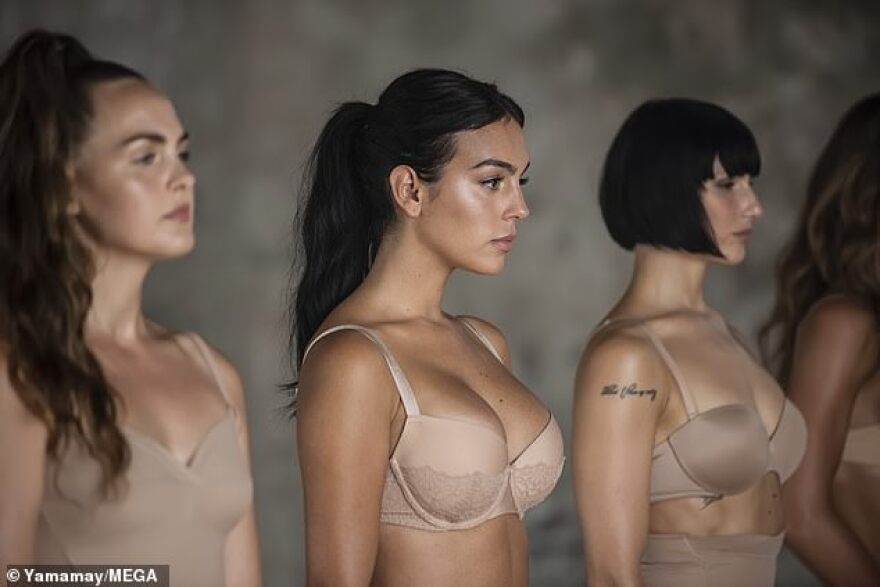 Η Τζορτζίνα του Κριστιάνο Ρονάλντο φοράει εσώρουχα και... καίει