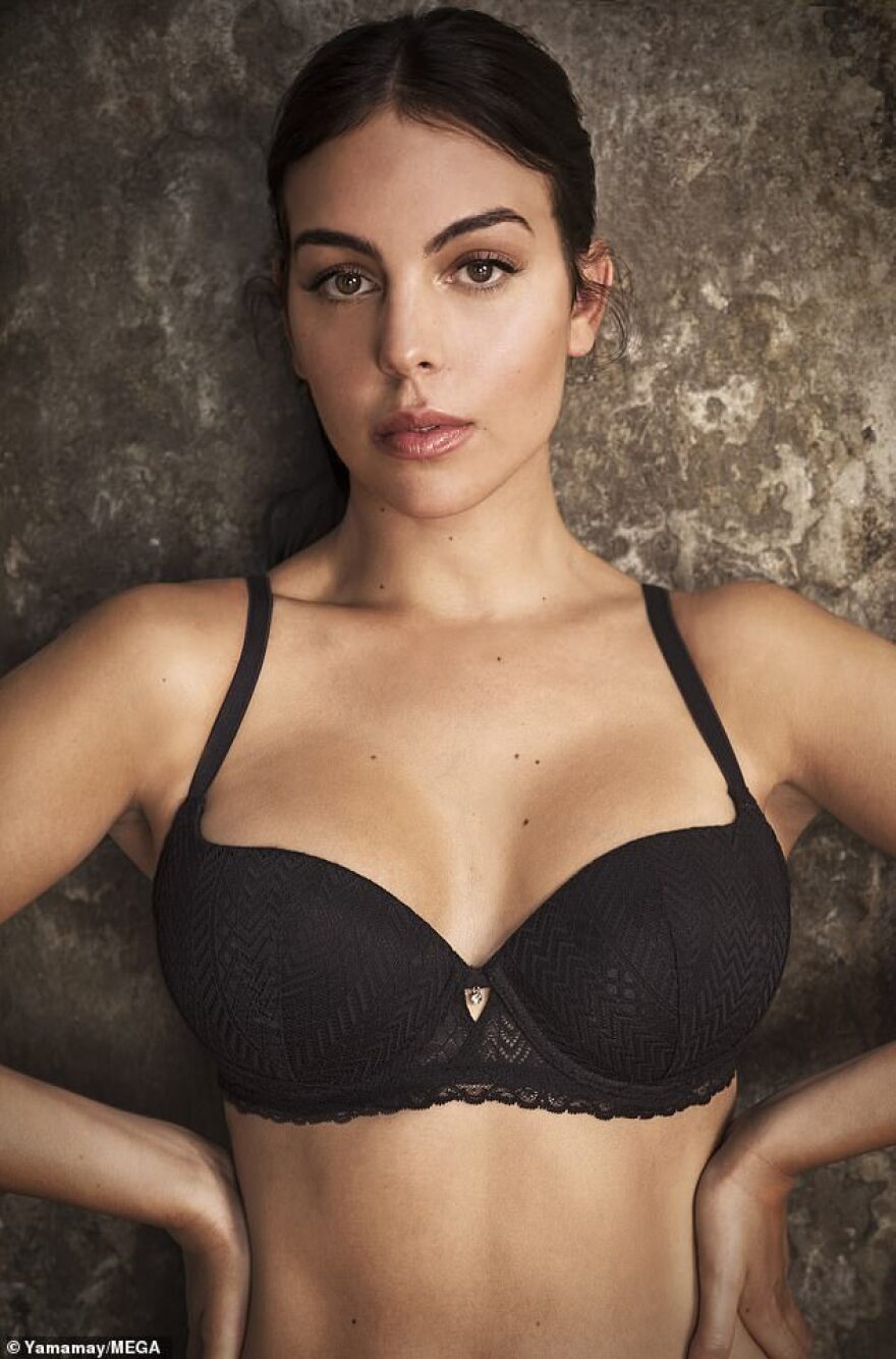 Η Τζορτζίνα του Κριστιάνο Ρονάλντο φοράει εσώρουχα και... καίει