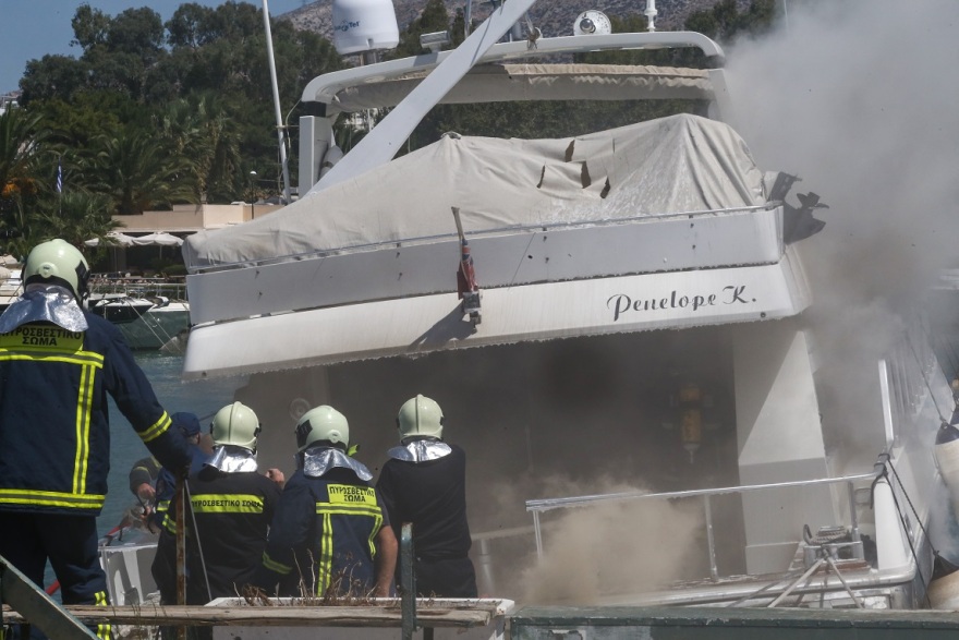 Φωτιά σε σκάφος στη Δ' μαρίνα Γλυφάδας