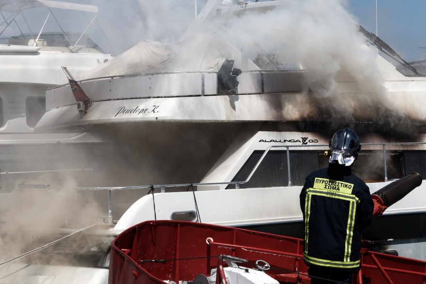 Φωτιά σε σκάφος στη Δ' μαρίνα Γλυφάδας