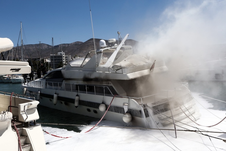 Φωτιά σε σκάφος στη Δ' μαρίνα Γλυφάδας