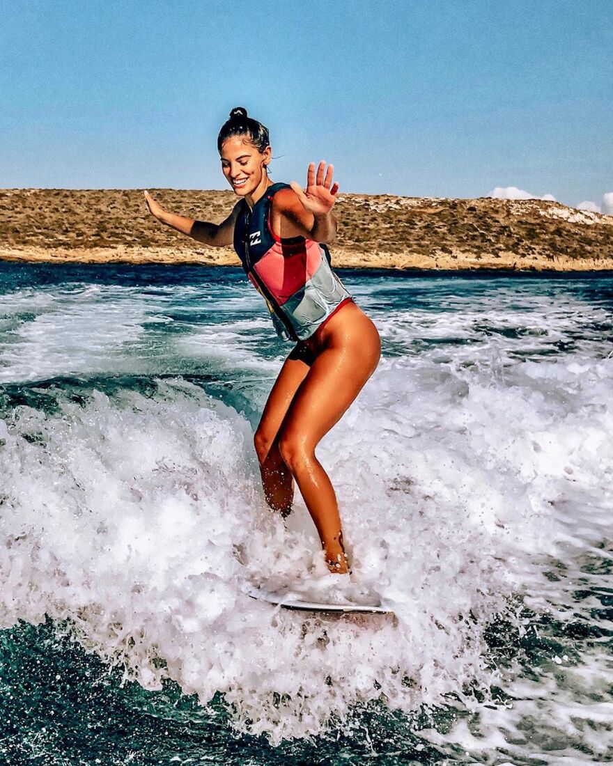 Με κοριτσοπαρέα και διάθεση για σπορ η Χριστίνα Μπόμπα