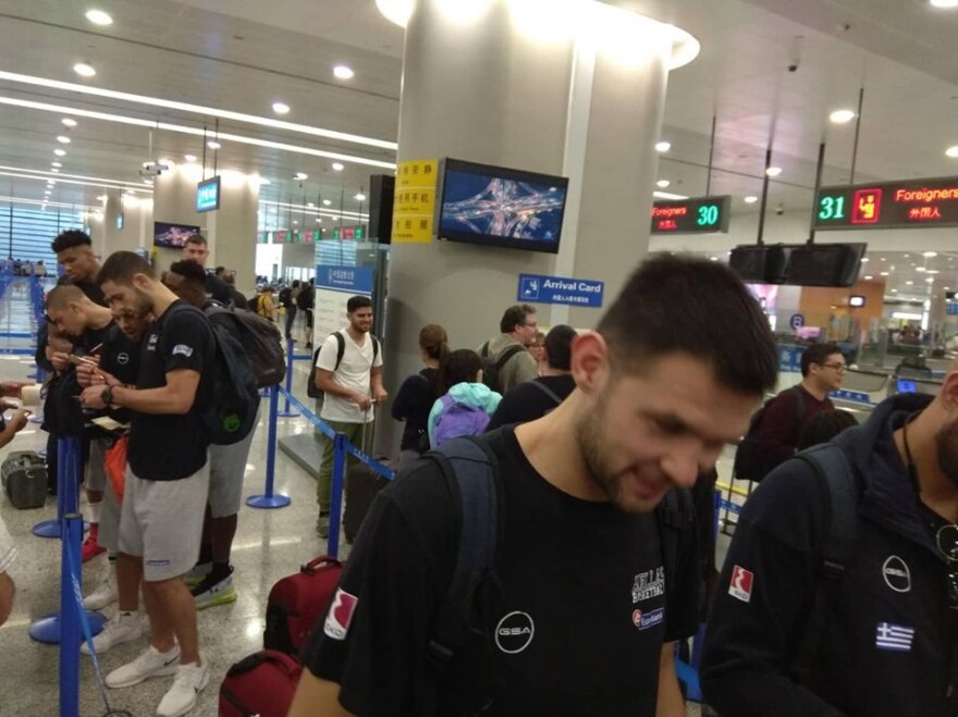 Εθνική Μπάσκετ: Αποθεώθηκαν στην Σανγκάη οι παίκτες