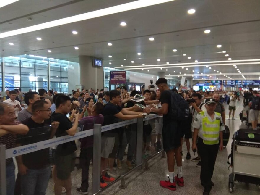 Εθνική Μπάσκετ: Αποθεώθηκαν στην Σανγκάη οι παίκτες