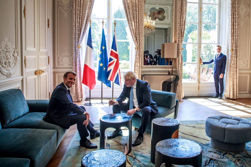 Ο Μπόρις Τζόνσον το τερμάτισε: Έβαλε το παπούτσι του πάνω σε τραπέζι στο Μέγαρο των Ηλυσίων