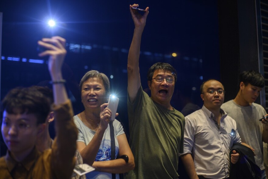 Χονγκ Κονγκ: Τεράστια αλυσίδα διαδηλωτών υπέρ της δημοκρατίας