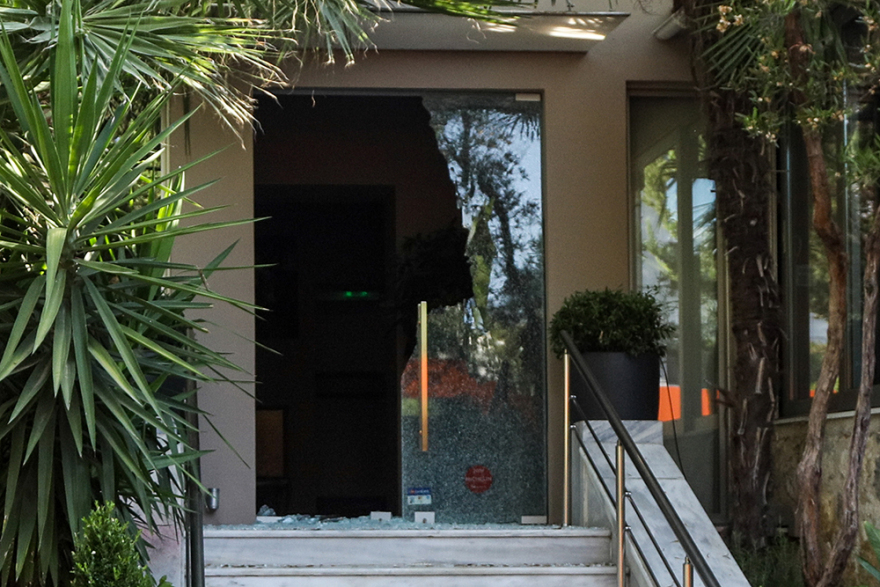 Ρουβίκωνας εναντίον Μποτρίνι: Επίθεση στο εστιατόριο του σεφ στο Χαλάνδρι