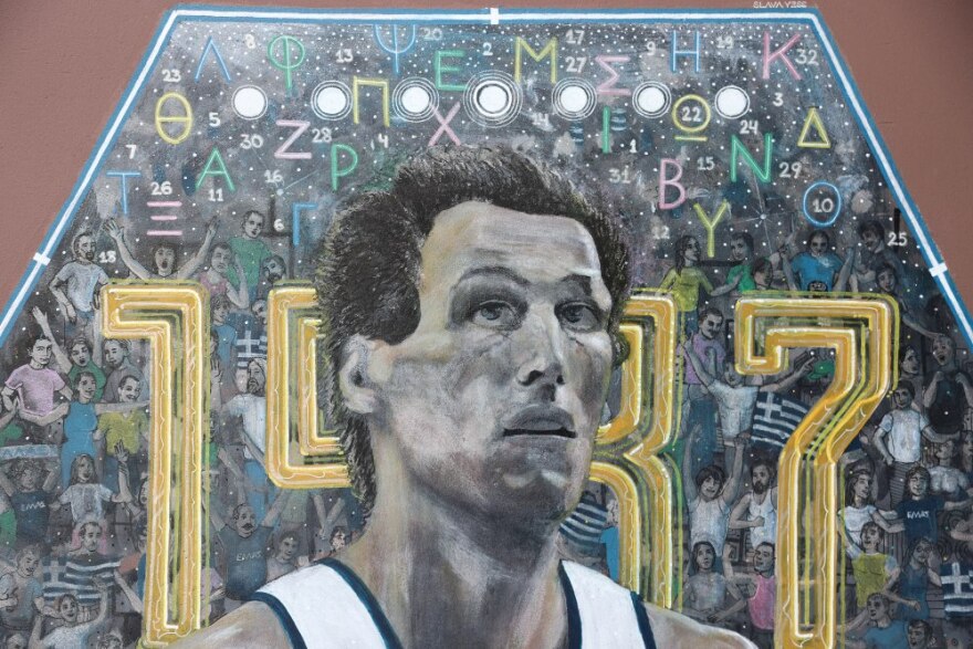 Απέκτησε γκράφιτι και ο «τίμιος γίγαντας» Αργύρης Καμπούρης - Δείτε φωτογραφίες