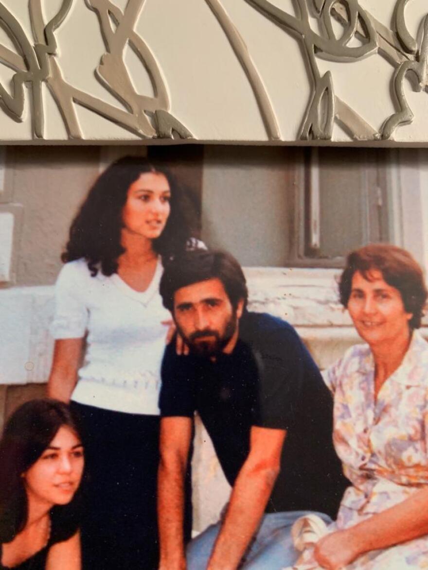 Απαρηγόρητος ο Λάκης Λαζόπουλος: «Έφυγε» σε ηλικία 60 ετών η σύζυγός του