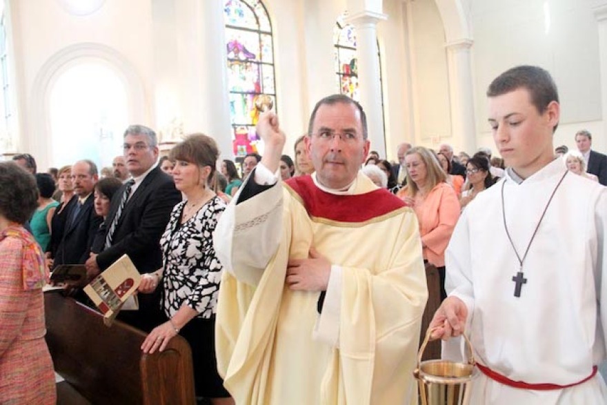 Καθολικός ιερέας έκλεψε 100.000 δολάρια από εράνους για να πληρώσει gay που γνώριζε στο διαδίκτυο