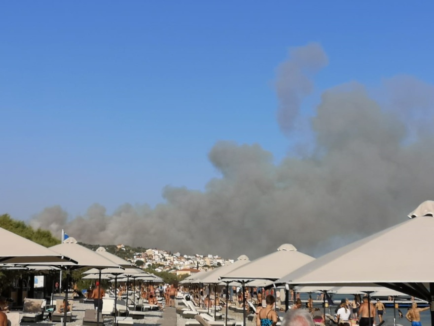Φωτιά στη Σάμο: Καίγεται περιοχή πίσω από το Πυθαγόρειο - Δείτε φωτογραφίες