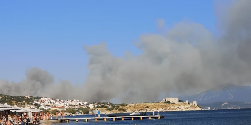  Φωτιά στη Σάμο: Εκκενώθηκαν ξενοδοχεία