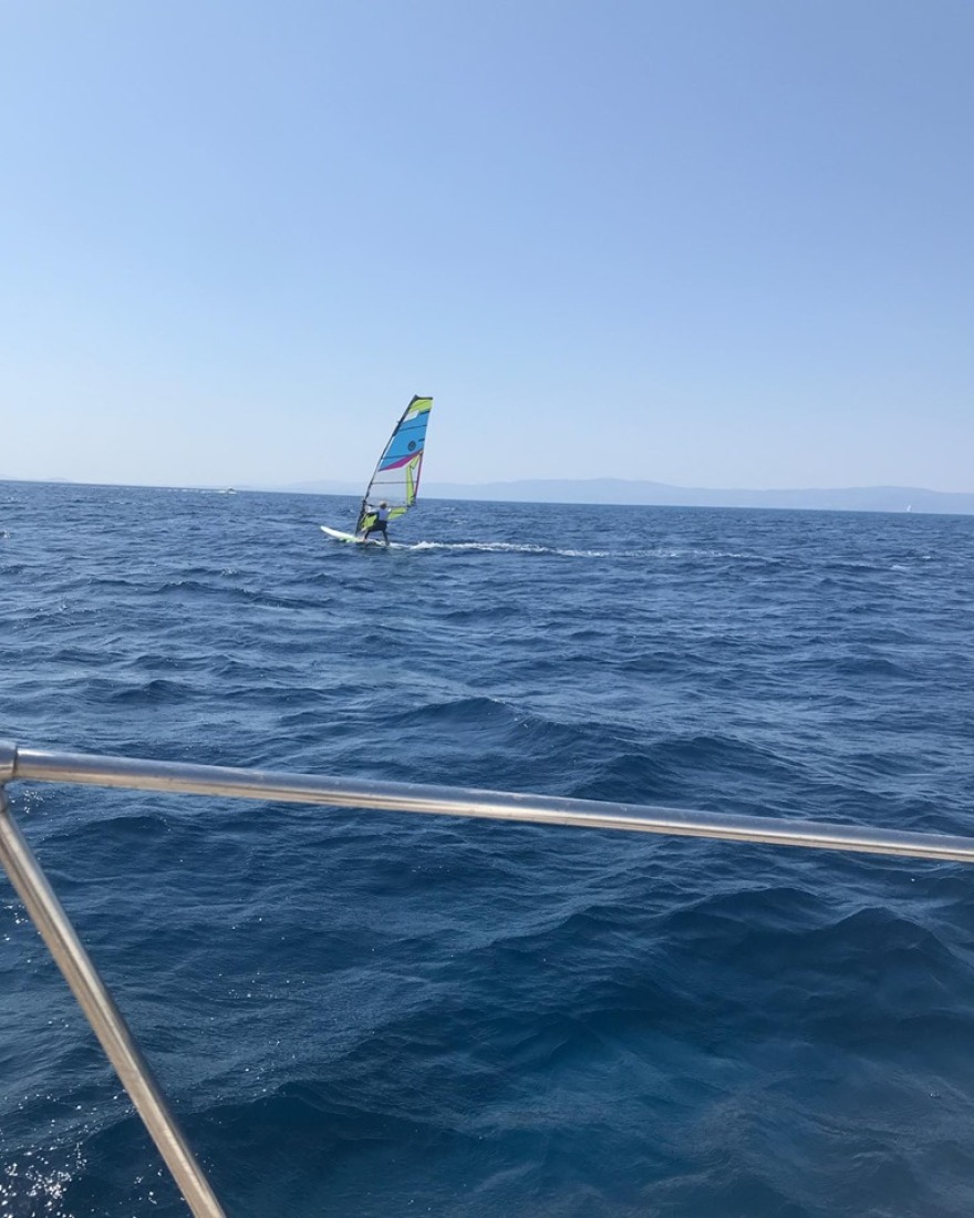 Η 81χρονη σέρφερ τα κατάφερε: Πέρασε σε έξι ώρες από Κεφαλονιά στην Κυλλήνη!